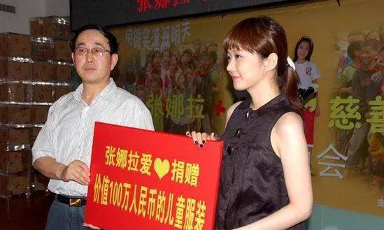 43岁张娜拉近况惊艳肤若凝脂笑容如花与兄长同游尽享欢乐时光