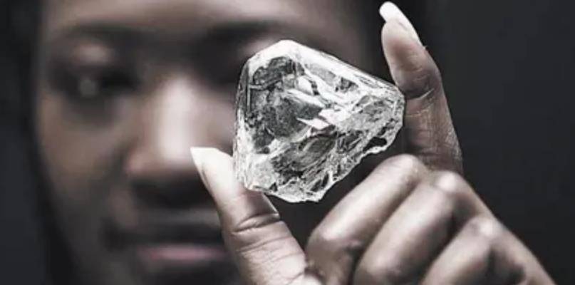 原创26年前山东妇女挖出钻石27万卖掉却被告上法庭后来结果如何