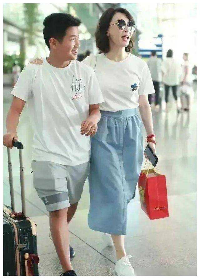 陈数与18岁儿子同行母子亲密如姐弟机场现场曝光
