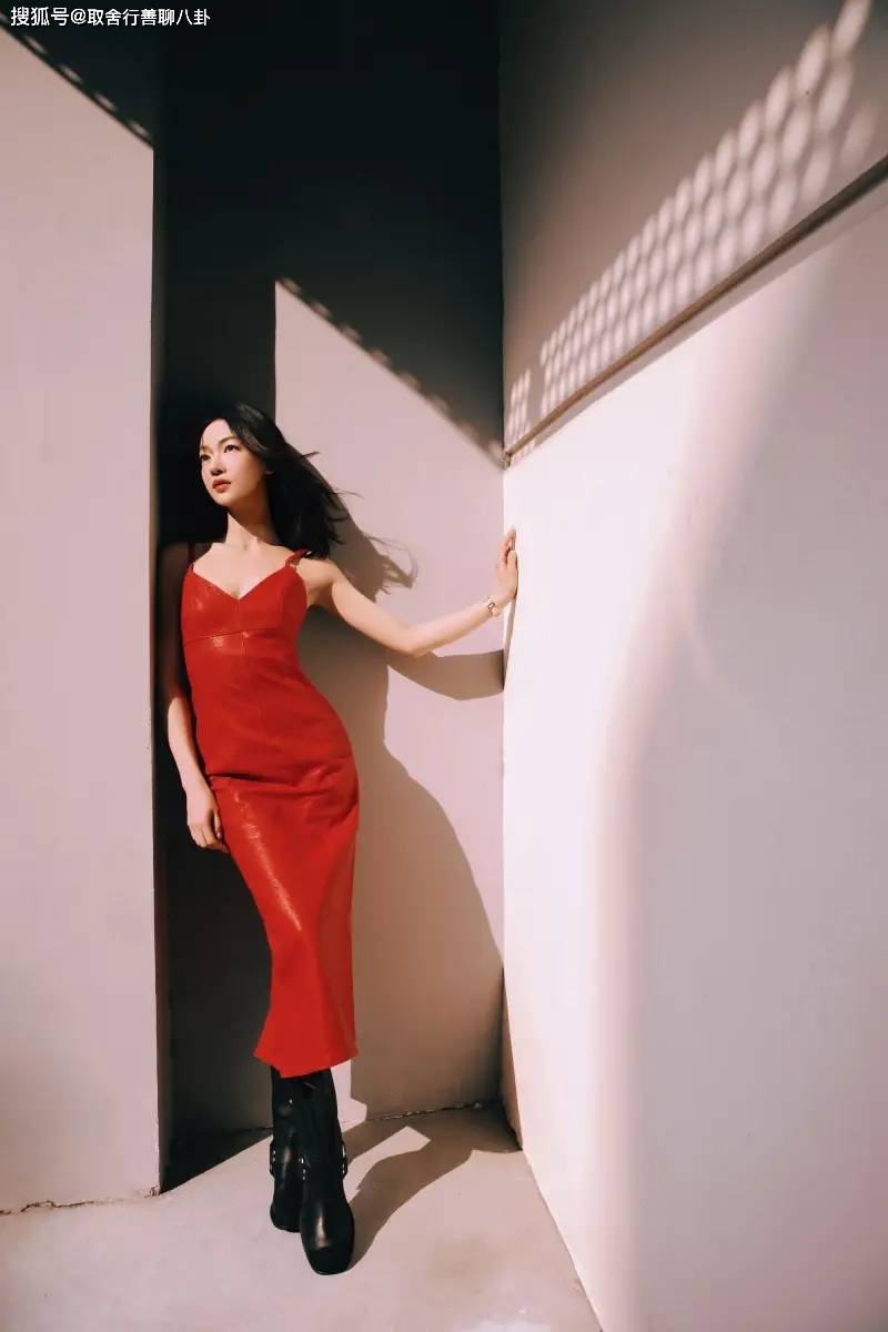 原创吴谨言参加活动照释出身穿红色吊带迷人热情似火释放无限魅力