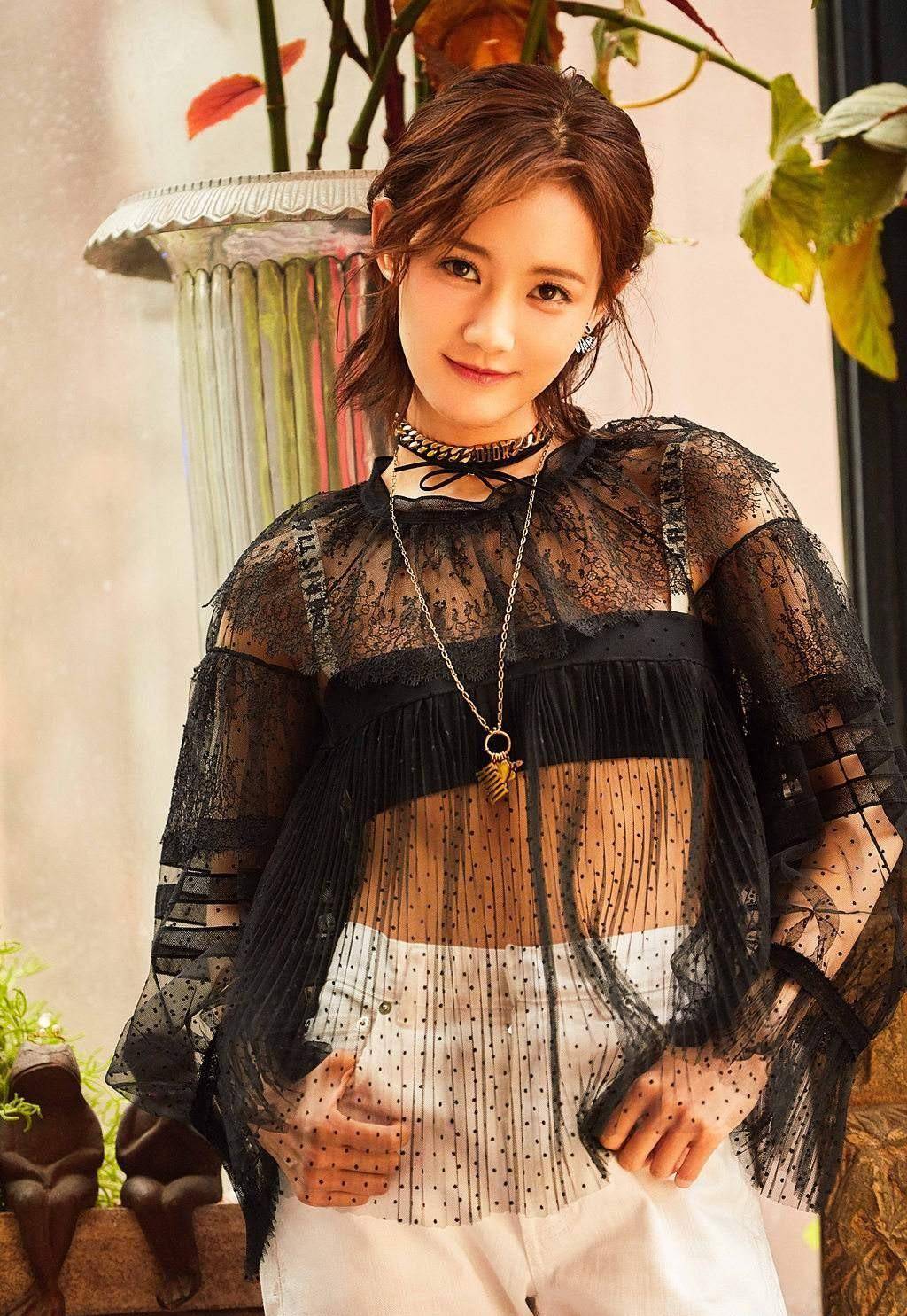 原创李一桐堪比翁美玲版的黄蓉灵动的双眸亮白的直腿时尚写真太美了