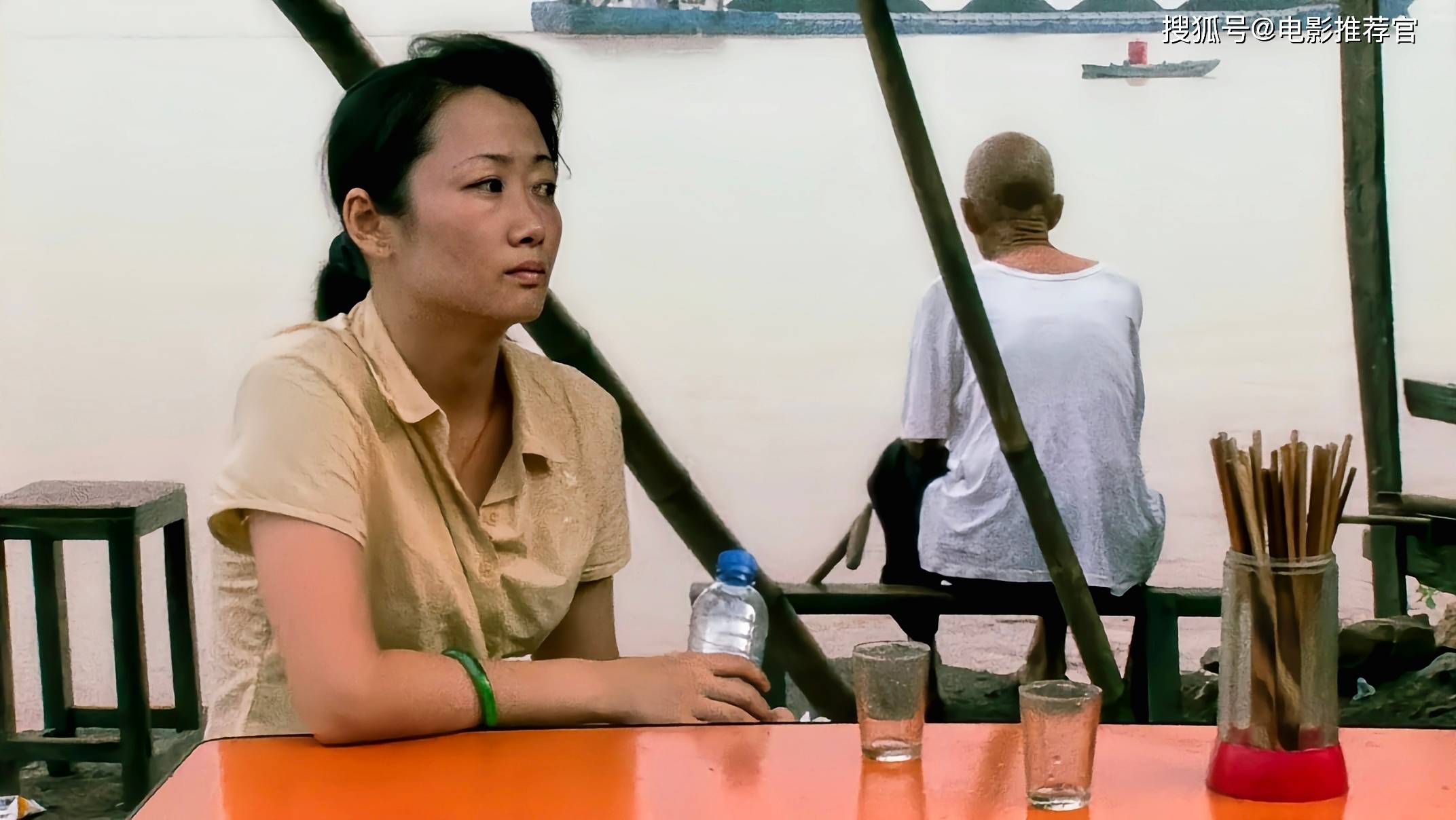 而沈红作为一位沉默寡言的护士,面对名存实亡的婚姻,她毅然决然地奔赴