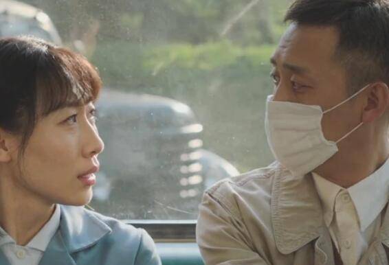 红旗招展,人民日报的号外,热情的民众走上街头,外面的热烈的代价是无