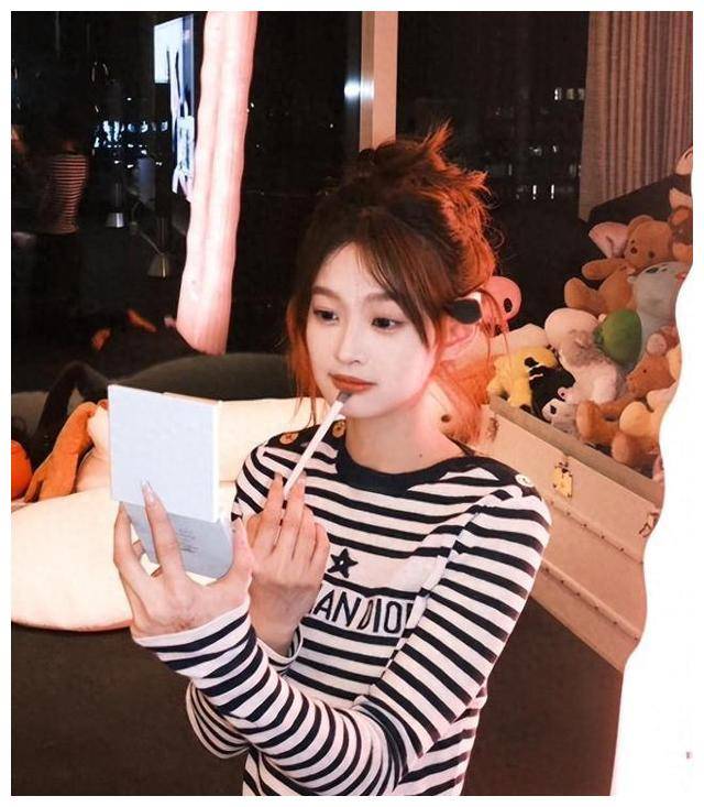 王思聪女友小羽:曝光王思聪降级消费,疯狂购买百元玩偶!