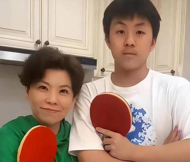 原创邓亚萍为18岁儿子庆生一家三口同框照曝光儿子专挑父母优点长