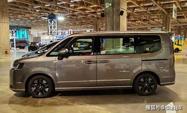 全新一代的本田step wgn分为两个版本:**air和spada**,其中混动版车型