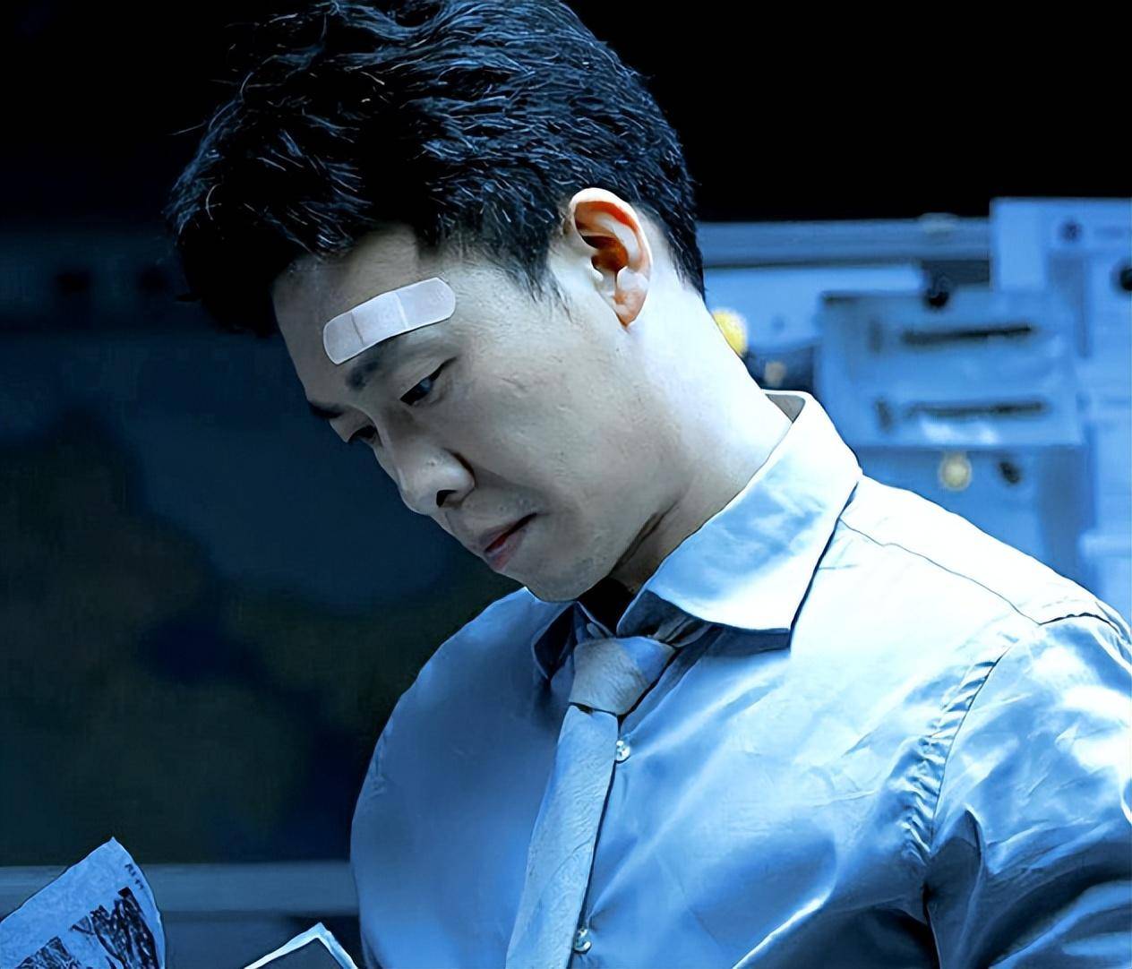 中饰演"安欣",在《他是谁》中饰演" 卫国平",虽然这两个角色都是警察