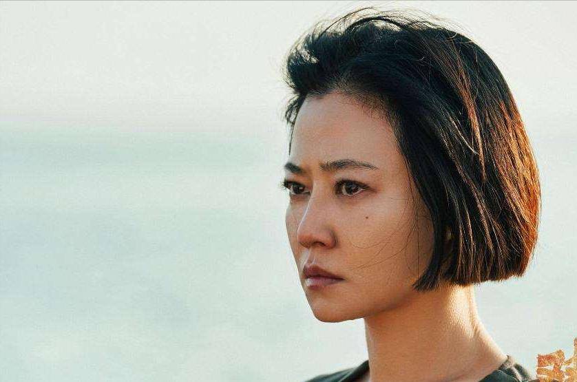 原创都是中年女星为啥有的在硬扮少女有的却甘愿演妈