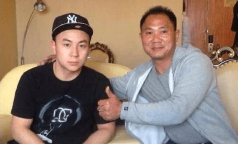 原创当年很受欢迎的释小龙不拍戏却不愁钱花看着父亲秒明白原因