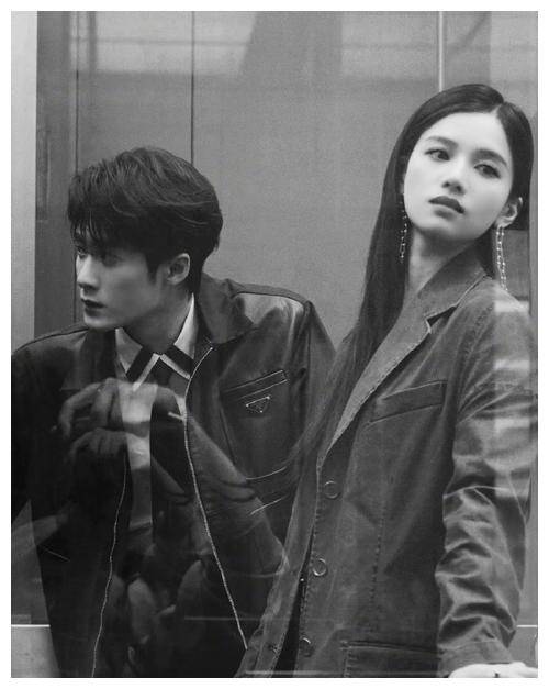 原创檀健次张婧仪扫楼帅气灰色套装亮相皮衣帅气