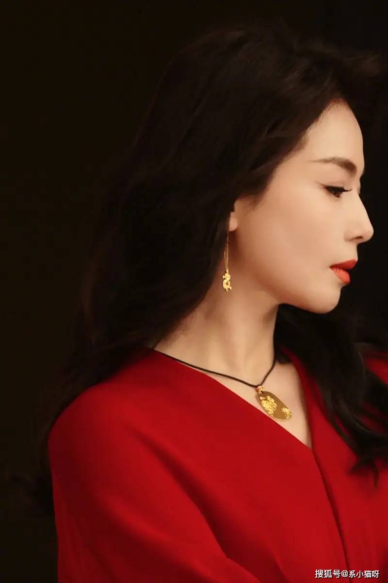 刘涛穿红裙现身,尽显女人风采_女性_红色_长裙