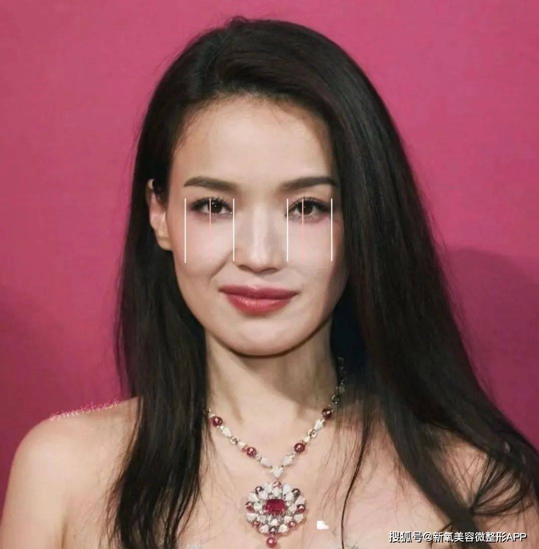 原创jennie莫名其妙的星味9成来自直角肩一耸肩就跌落神坛也是没谁了