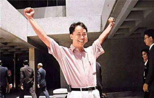 了抢劫金店的叶继欢,两个恶人开始狼狈为奸,商量出狱之后合作共同犯