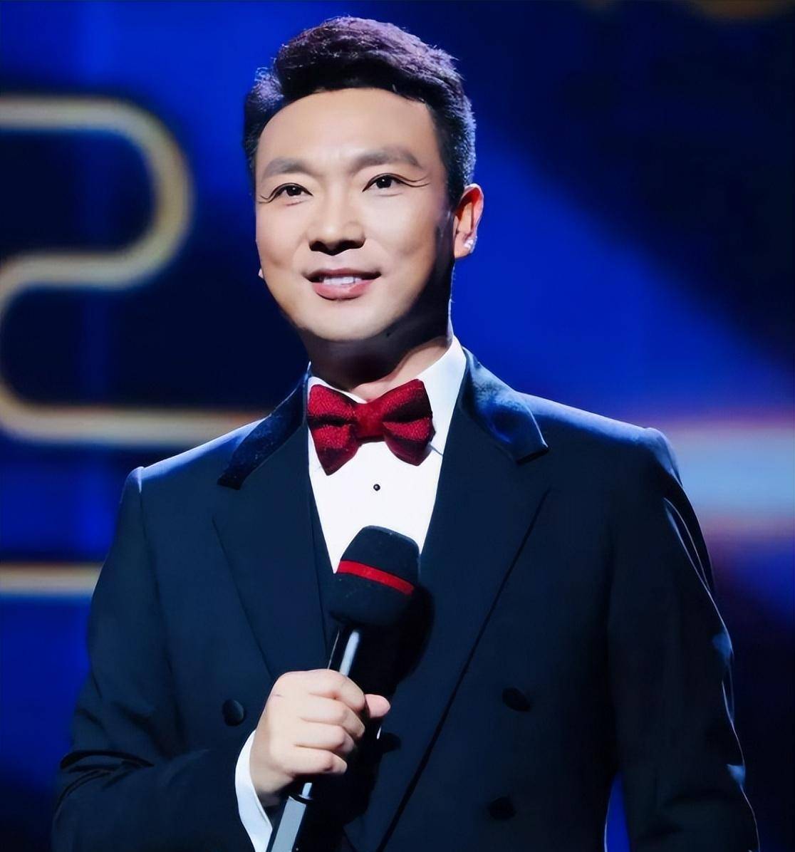 见到他第一面就开始主动汇报工作就连与他搭档主持的李梓萌都对他十分