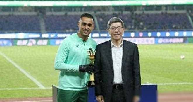 原创荣耀时刻莱昂纳多弗兰克领取2023赛季最佳阵容奖杯