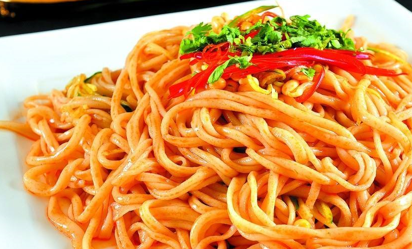 在家做拌面条时,30年大厨透露:多加这一样东西,全家都是抢着吃_凉拌面