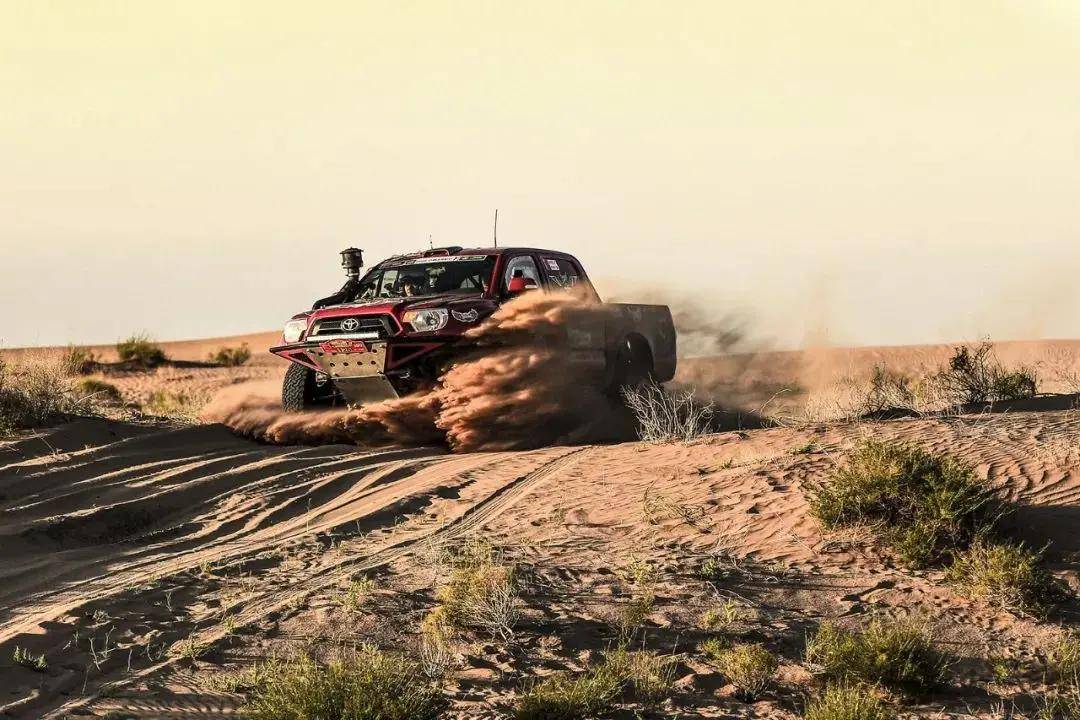 新手必看,老司机手把手教你沙漠驾驶技巧,驾校教练都不一定知道_越野