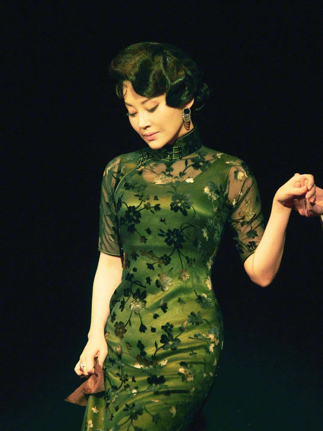 8位气质美女穿旗袍,倪妮霸气,张曼玉经典,却都不及她扭得好看_陈数