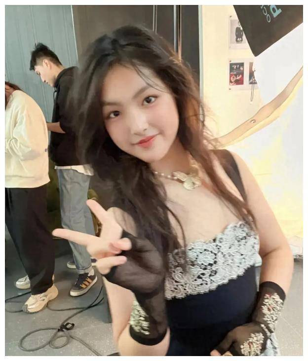 汪峰女儿惊艳近照曝光,离异家庭星二代更美的秘密!_网友_苹果_气质
