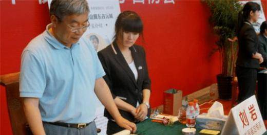 不得不说,在节目组的"专家团队"面前,大家所藏之物的真面目在那一位又