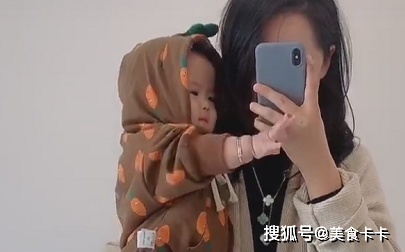 原创辣妈抱娃玩自拍火了萌娃歪头杀的那一刻心都被融化了