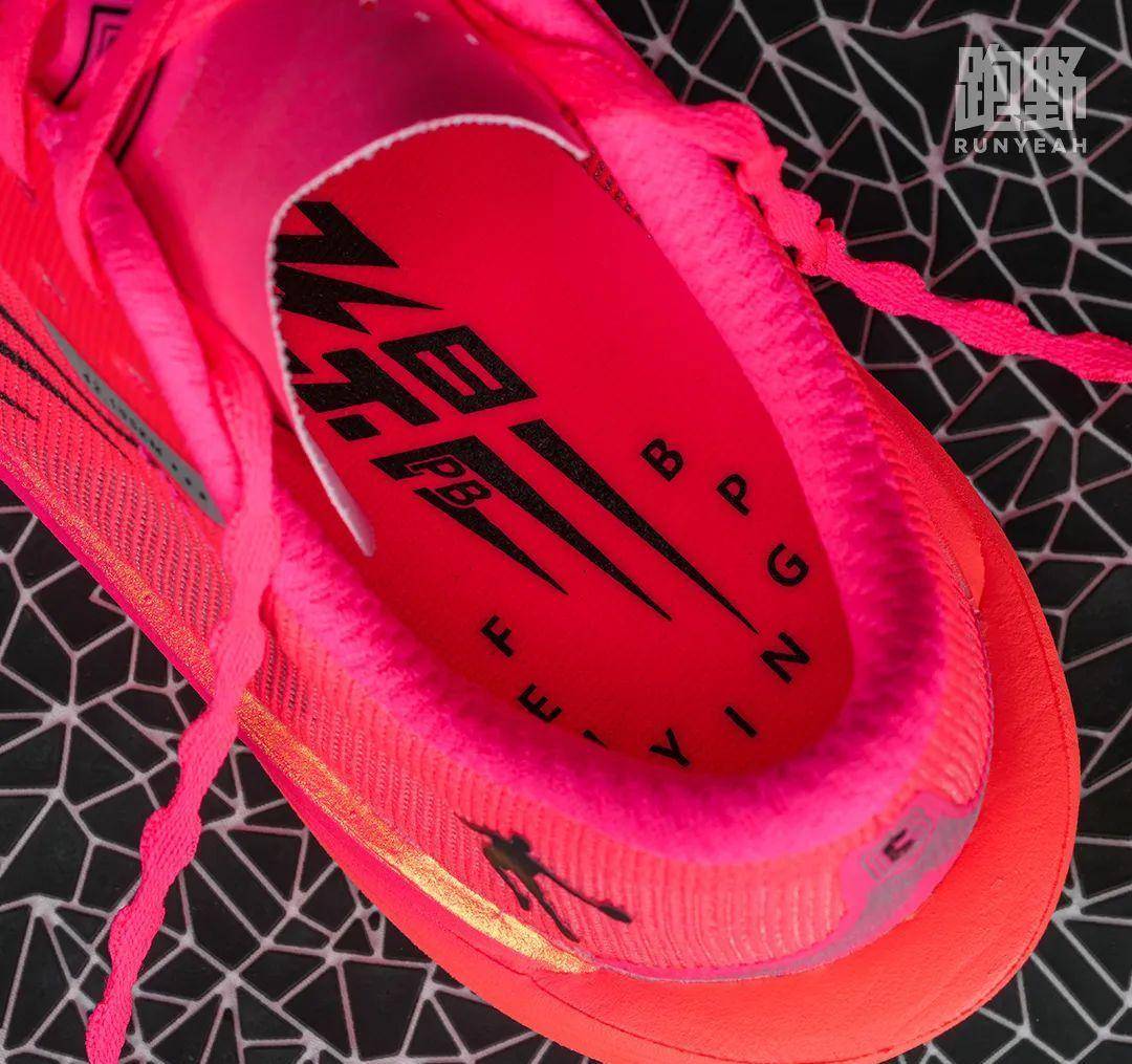 中底方面,搭载当家顶级的巭pro回弹科技,采用了全新的物理发泡工艺,更