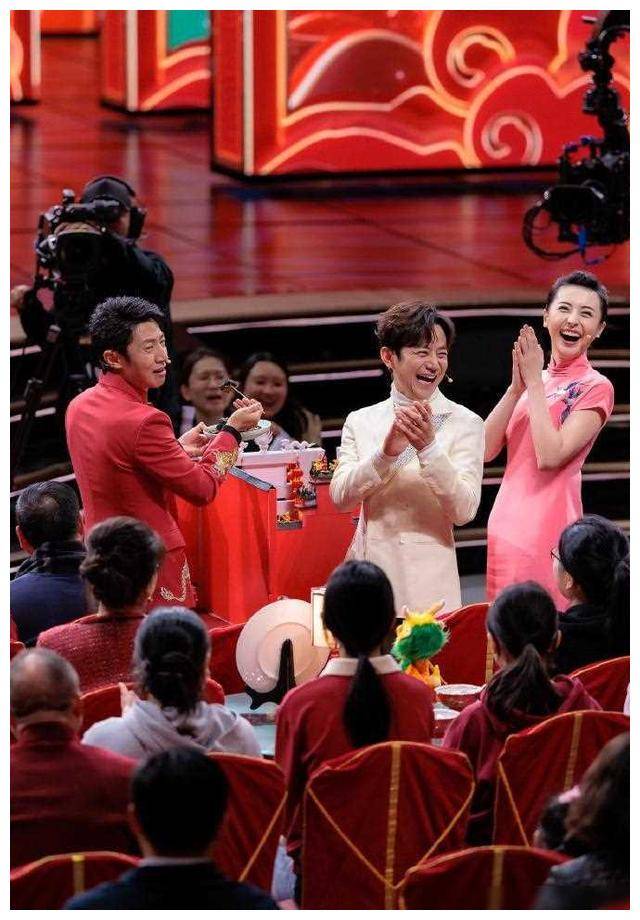 周深衬衫惊艳何炅西装过万马凡舒礼服无价