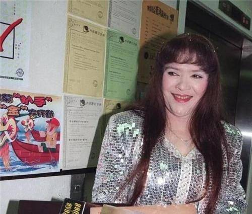 而梁小龙本来是不离不弃的,无奈黎爱莲病后性格大变,夫妻之