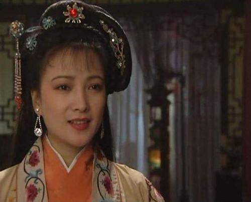 事实上,何晴的古装美人角色不止这些,她还演过电视剧《人面桃花》,剧