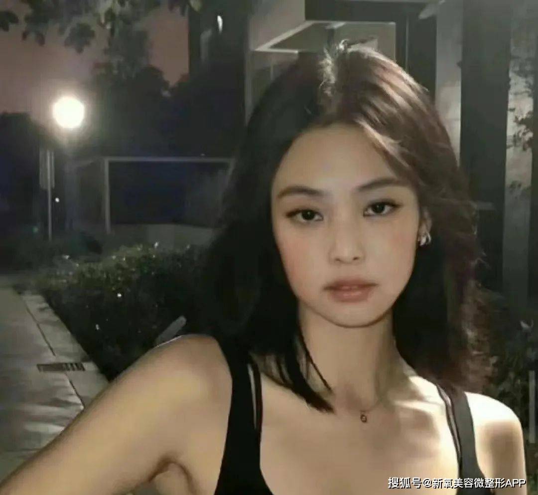 原创jennie莫名其妙的星味9成来自直角肩一耸肩就跌落神坛也是没谁了