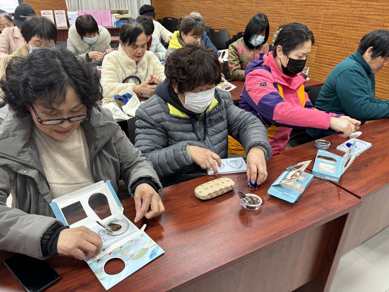 水韵花都社区开展"三八"妇女节珍珠开蚌diy活动