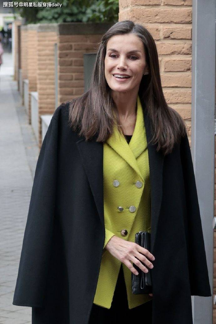 带火了一种穿搭,叫"西装 大衣",优雅干练的大女人_风格_剪裁_莱蒂齐亚