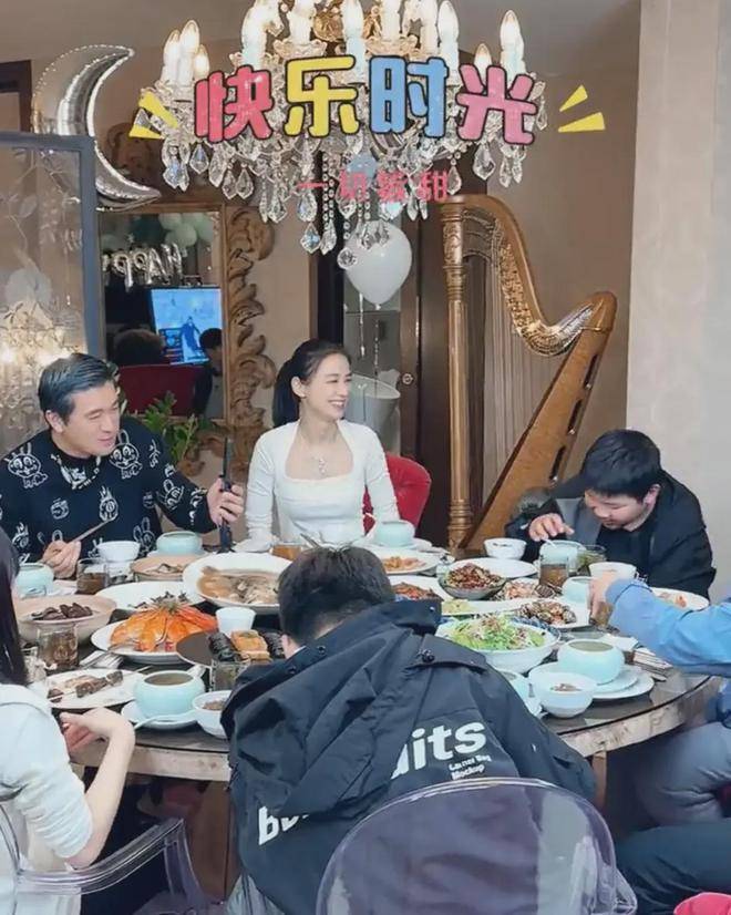 黄圣依杨子夫妇为大儿子庆生,12岁安迪性格腼腆,见镜头表现害羞_父母