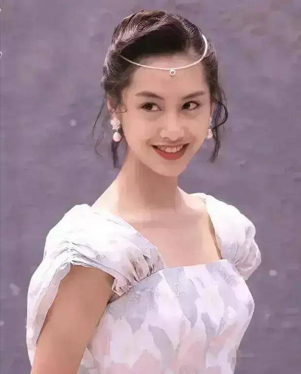 53岁朱茵活成了大妈的样子住深山村屋开两万块破车