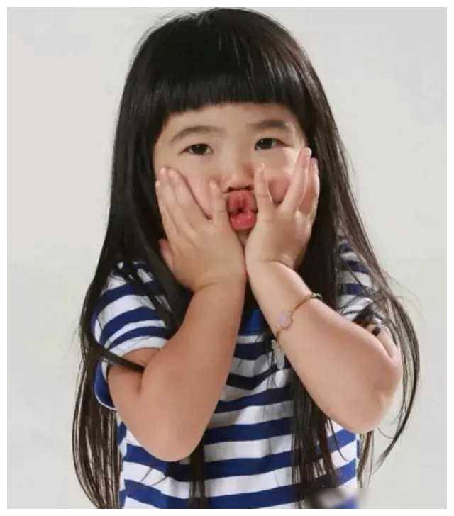 再看看这位小仙女grace,绝对是场面一哭二闹三在家,小时候的她调皮