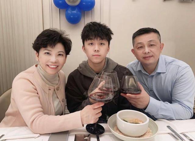 原创邓亚萍为18岁儿子庆生一家三口同框照曝光儿子专挑父母优点长