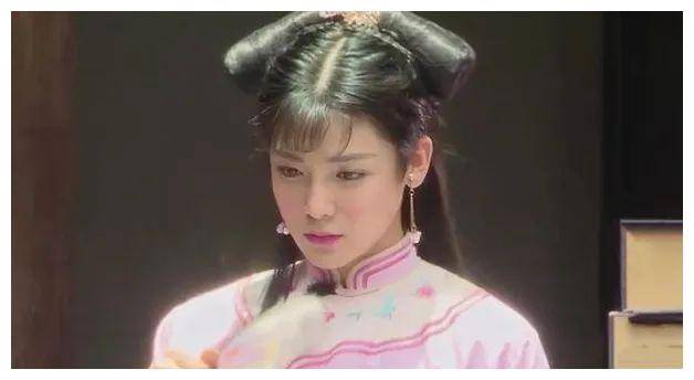 这些男星们以娇媚,俏皮,灵动的形象成功反串女角,挑战了传统审美的