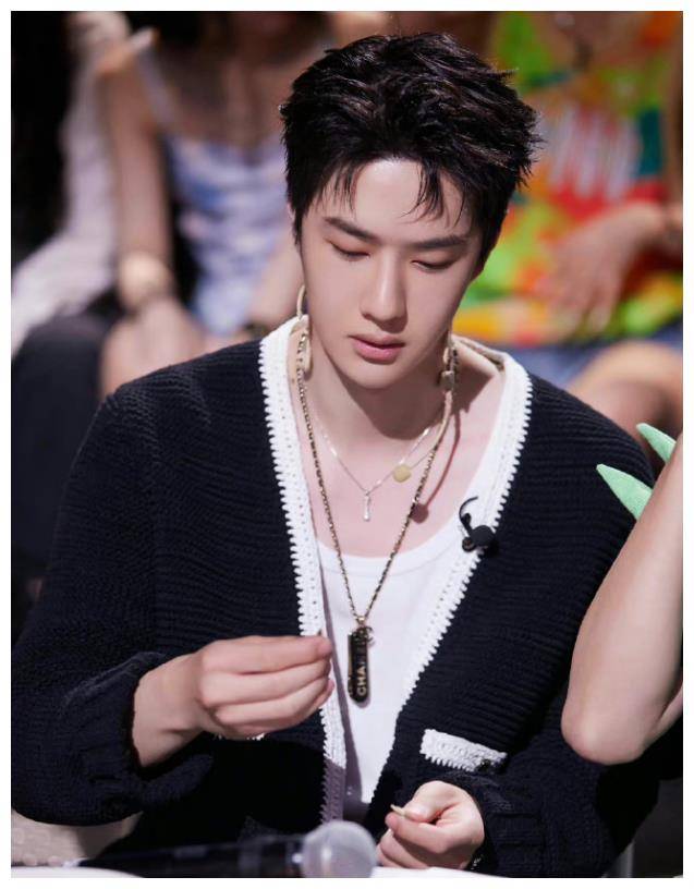 王一博机场遭粉丝围堵数名保镖护送女粉激动尖叫