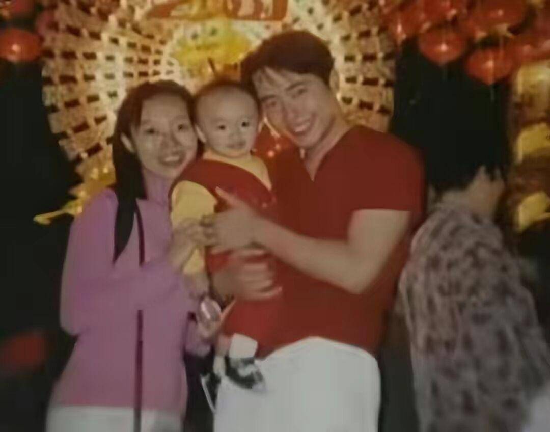 广东第一帅哥",出道前已结婚生子,恩爱25年零绯闻_康祈耀_彭新智_女子