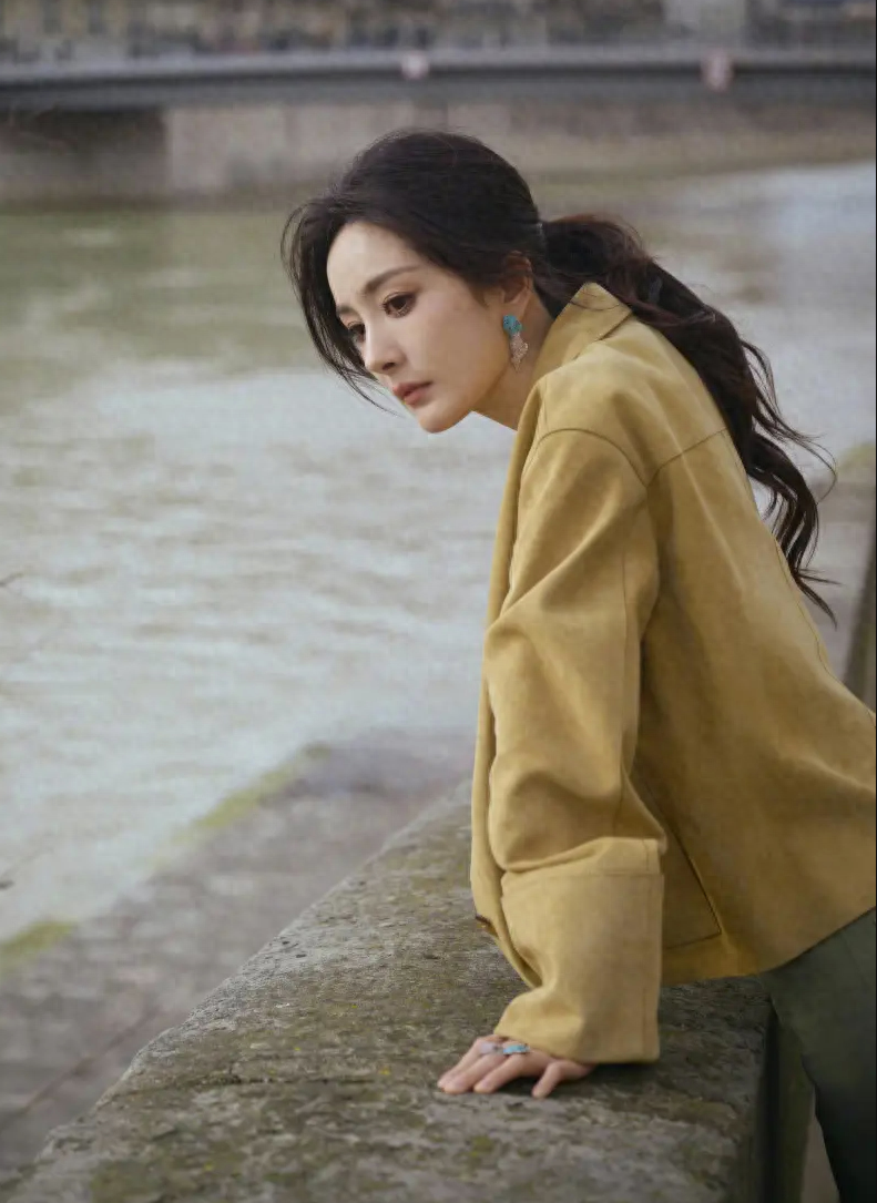 杨幂工作室惊艳释出美照高挑迷人引热议