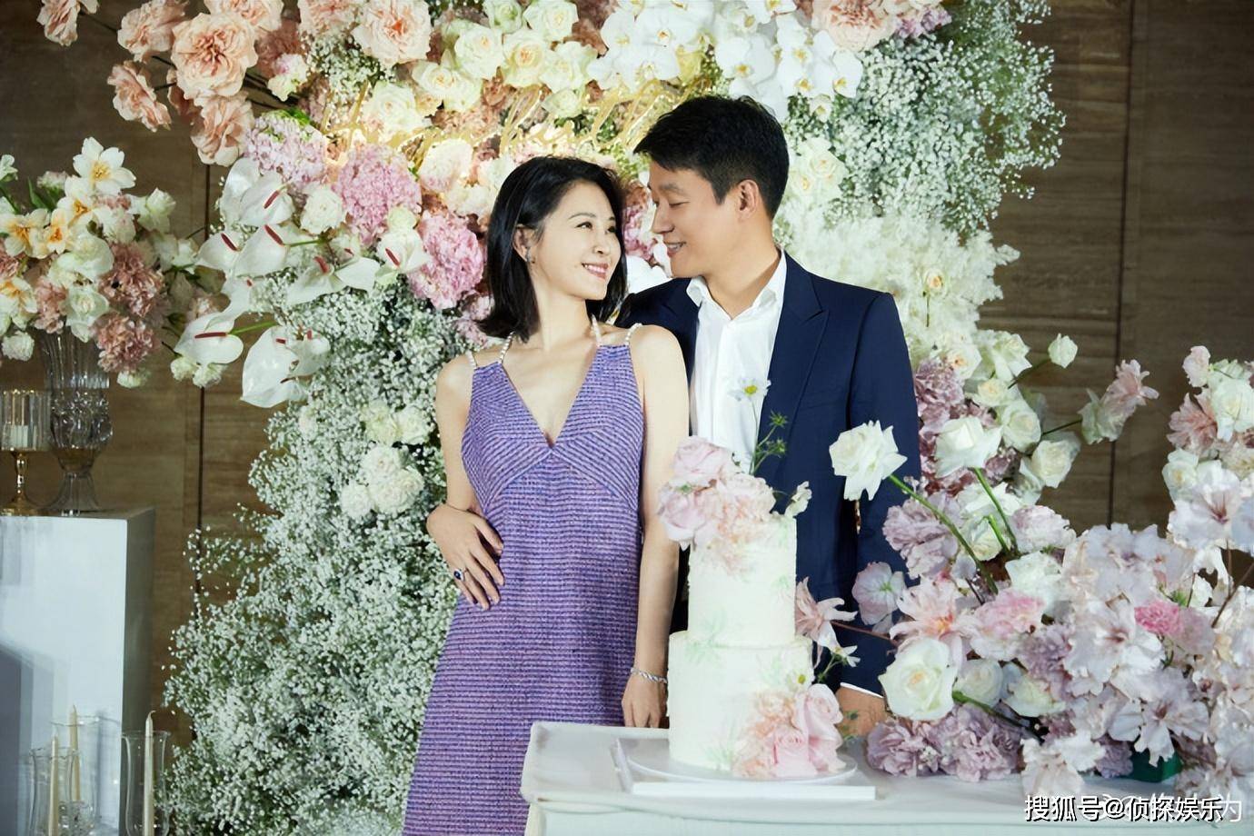 夫妻俩的感情依旧保持如初,家庭幸福,婚姻美满,儿女双全,佟大为和关悦