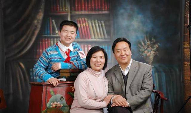 黄艺博:因一张照片,"五道杠"少年火遍全国_政治_历史_武汉