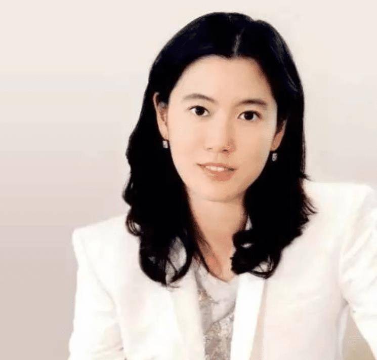 林世玲出生于韩国的财阀家庭,而且还不是普通的财阀,韩国大象集团的