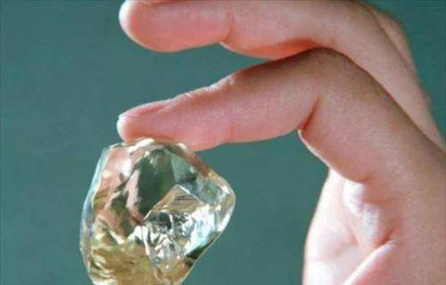 1994年山东女子种地挖到35克拉钻石27万卖掉后法院却找上门