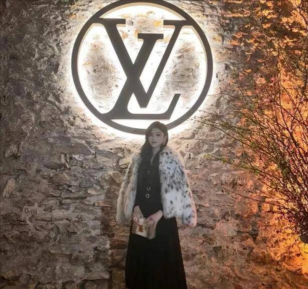 原创周冬雨得罪的富婆是何背景宝石按亿买一趟爱马仕装满后备箱