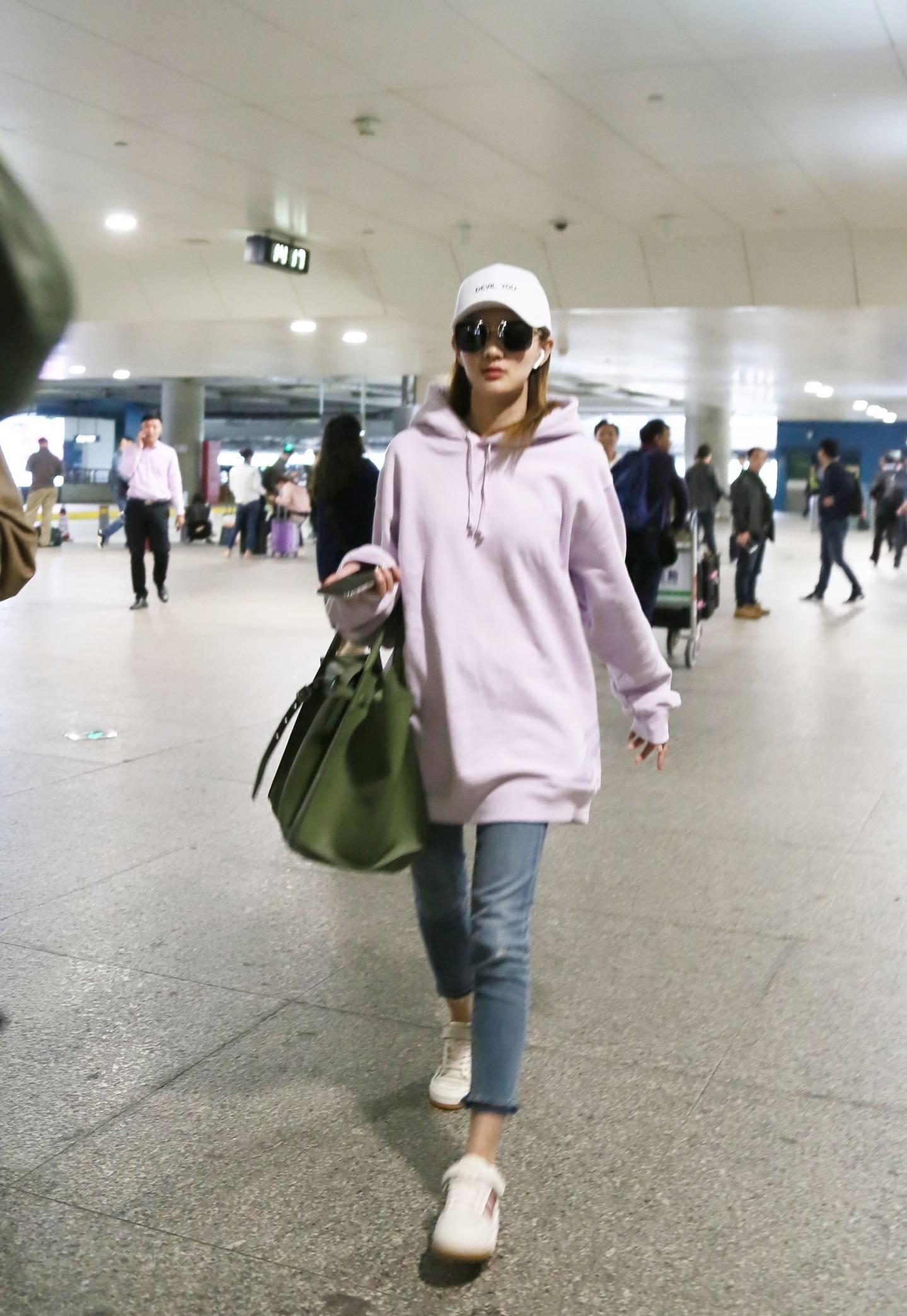 其实很好搭配的是牛仔裤清爽色系的牛仔裤 小白鞋,松糕鞋,其实开春