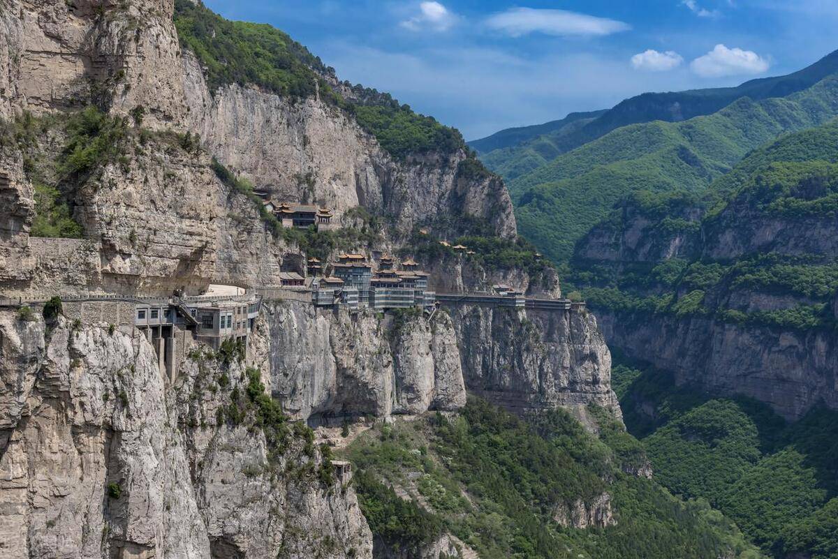 栖贤谷在陡峭的石壁上建造了许多悬空台阶,以及木头悬索桥,比较刺激.
