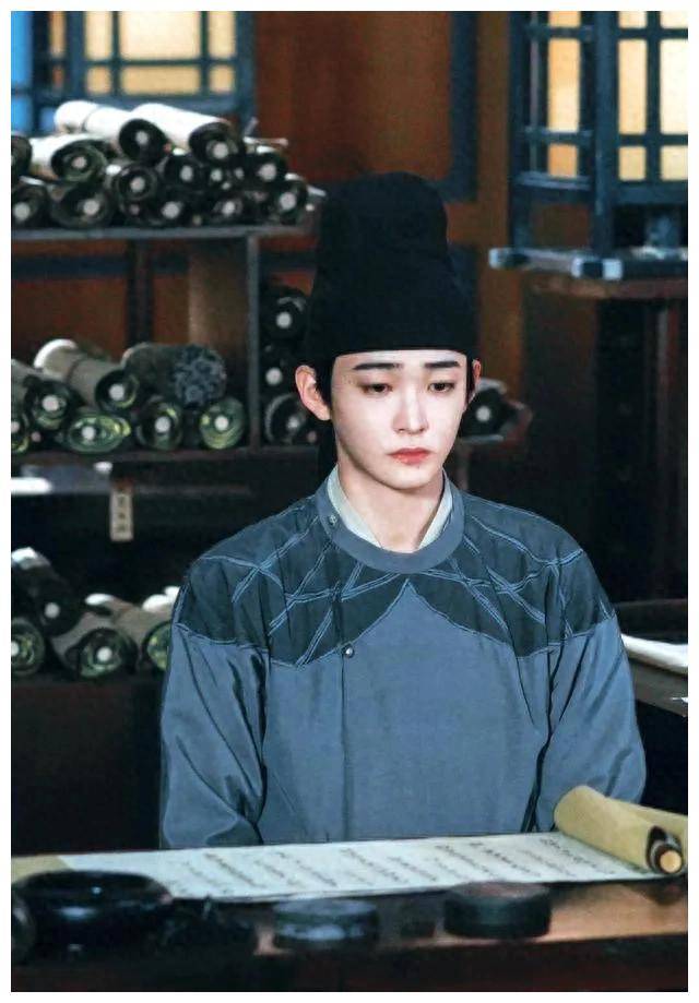 原创大理寺少卿游他的脸上流露着清秀之色充满无辜感