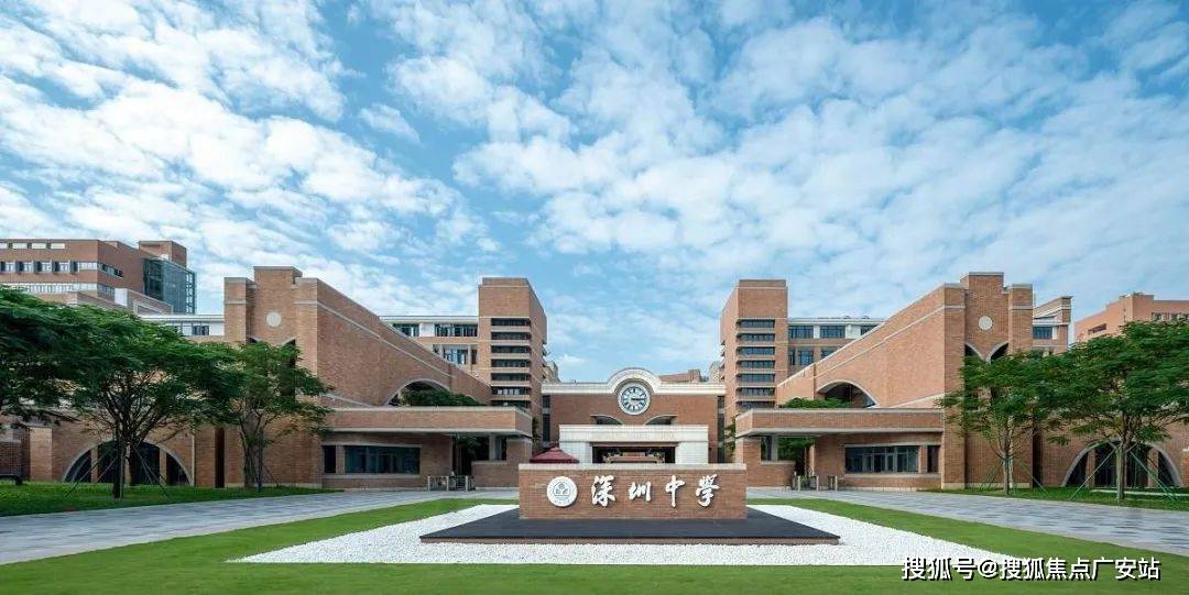 区教科院附属外国语学校(距离约300米左右),展华实验学校(项目东侧