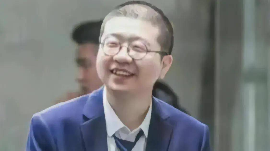 李诞惊艳亮相新形象焕发幽默魅力才华再升级